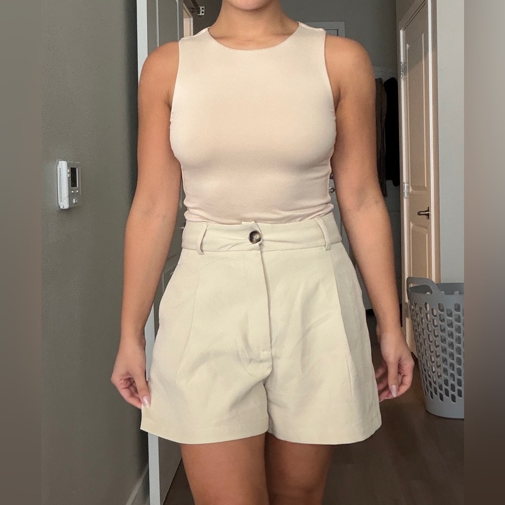 Women's beige short